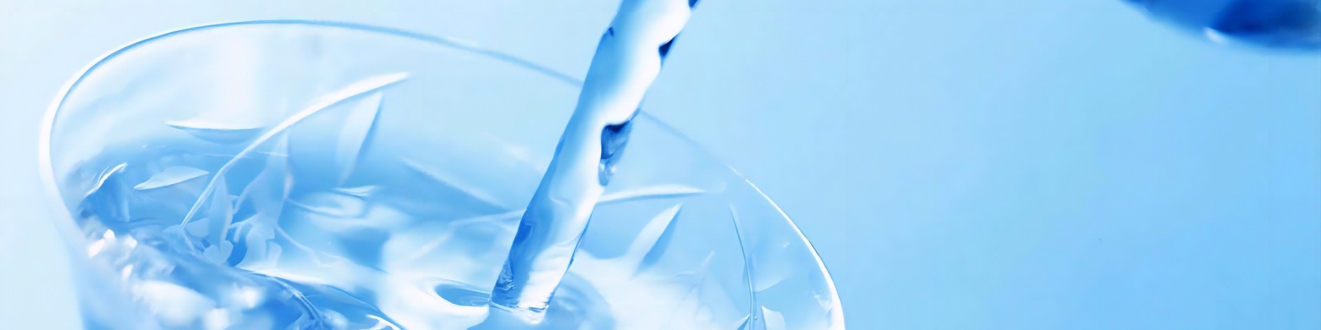 Agua cristalina fluyendo estable - Como la energía eléctrica de calidad, sin armónicos ni fluctuaciones - Estabilidad energética