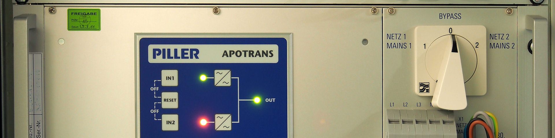 Panel de transferencia automática ATS con luces verdes de respaldo activo - Sistema crítico para energía ininterrumpida