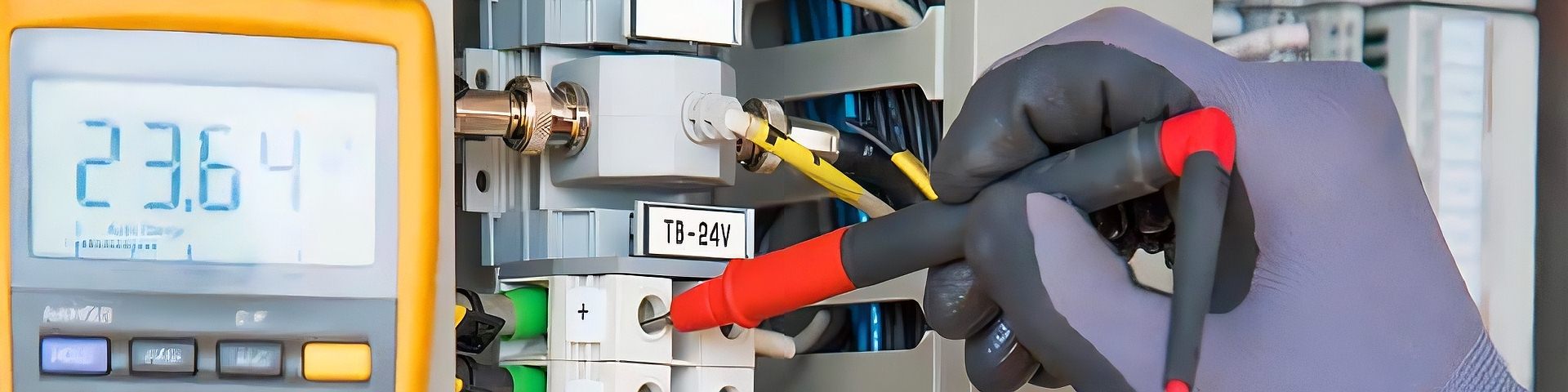 Verificación precisa de instalación eléctrica con multímetro profesional - Detección de desviaciones para garantizar seguridad y normativa