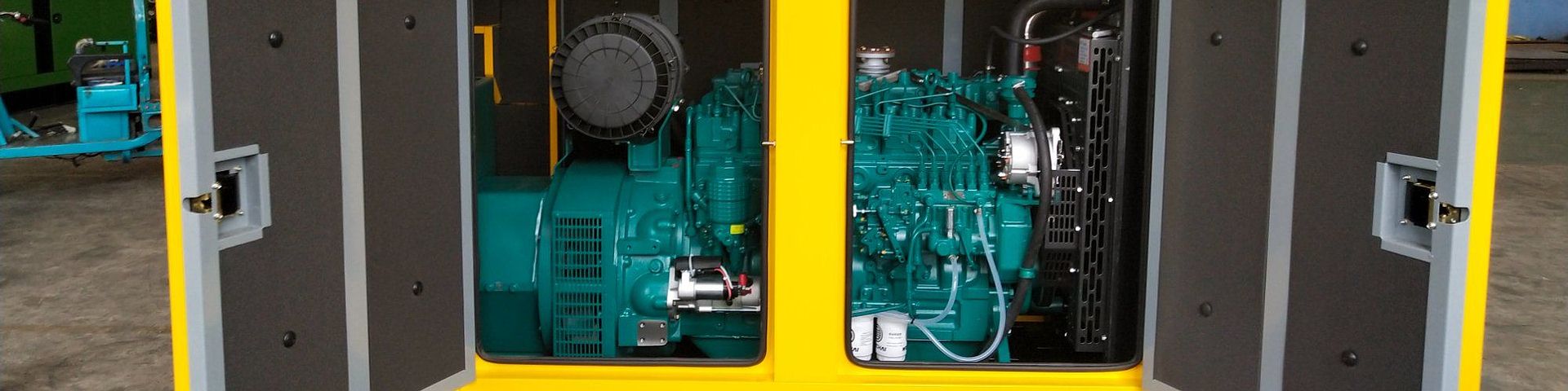 Grupo electrógeno industrial de gran porte con puertas abiertas mostrando motor y generador - Sistema de respaldo para operaciones continuas 24/7
